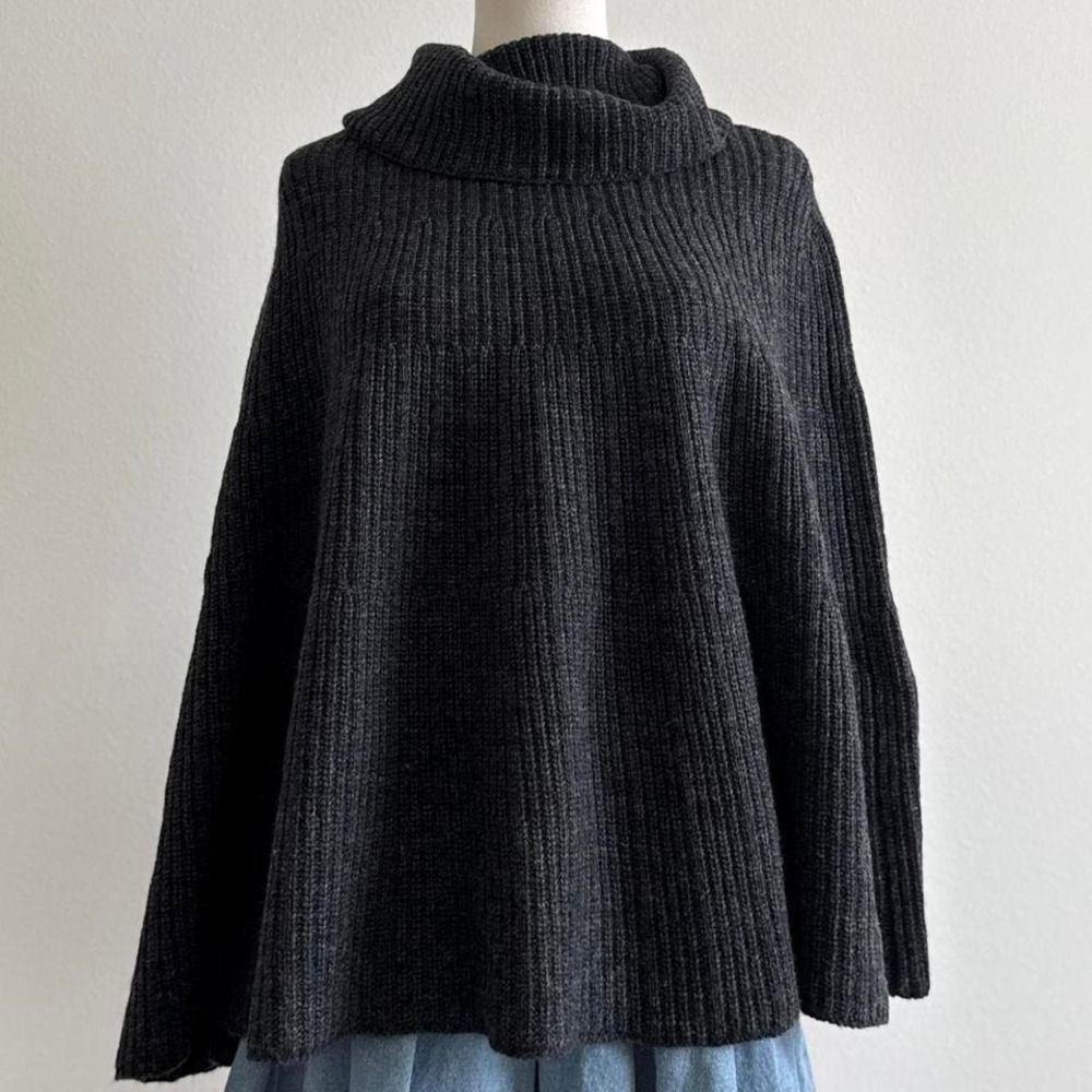 GAP XS Cozy Neutral Poncho Minimalist Capsule Wardrobe Closet Staple Knit